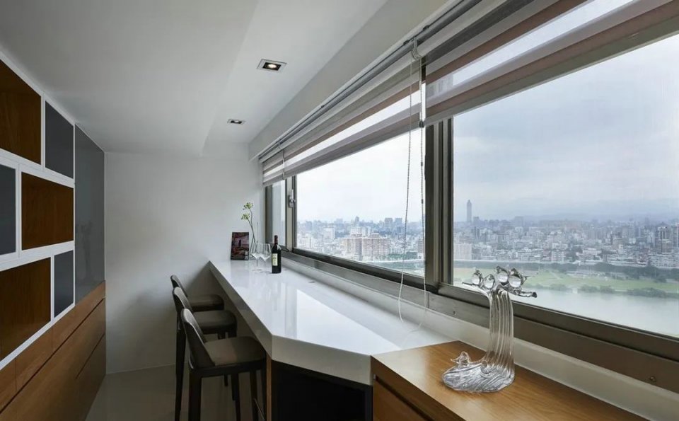 这样在阳台靠窗的位置装个小吧台,喝茶观景,不要太惬意!