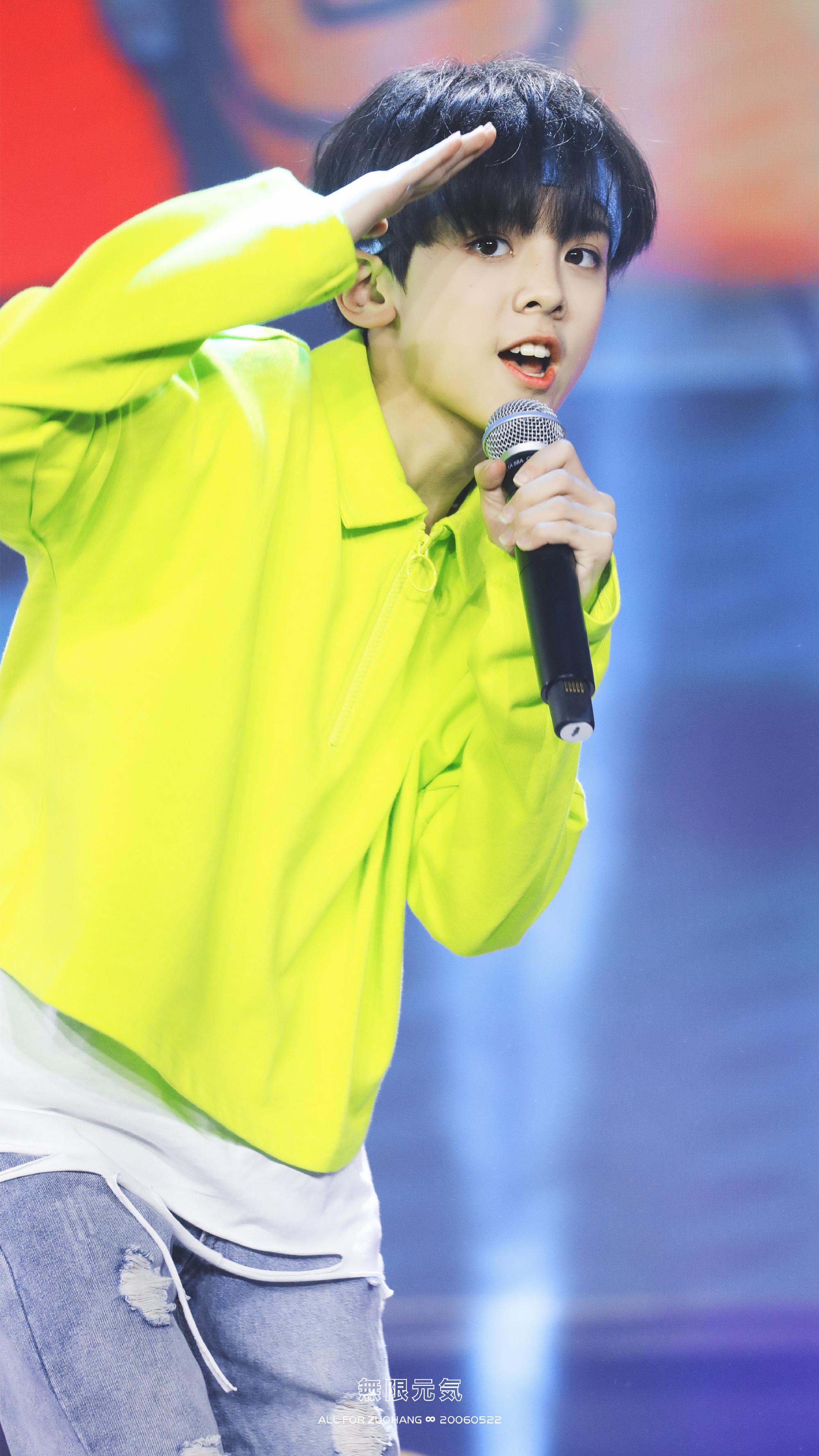 李飞的时代峰峻怎么还藏着这样一个小孩啊