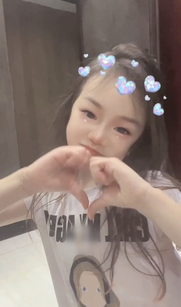 戚薇晒6岁女儿视频为其庆祝生日lucky对镜比心卖萌超可爱