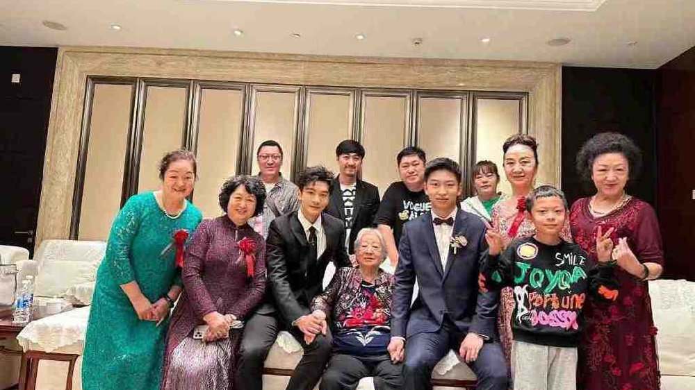 黄晓明回老家参加表弟婚礼,仍称baby为大嫂,声称对方已送祝福|黄晓明|表弟|婚礼_新浪新闻