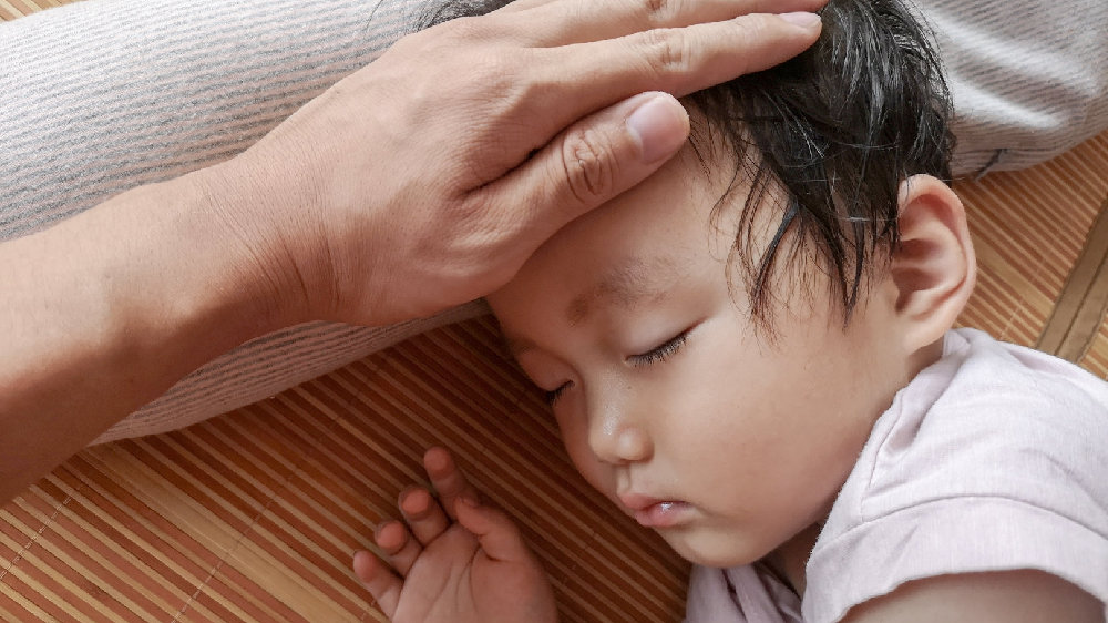 孩子阳了,高烧直冲39℃!会诱发热性惊厥吗?脑子会不会烧坏?|热性惊厥|复发|单纯性_新浪新闻