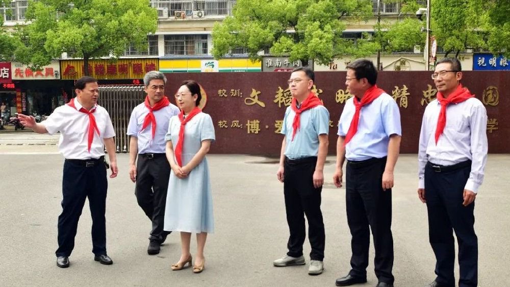 泰兴市委副书记兼宣传部部长张红霞莅临鼓楼小学分校视察|教育|节日|活动|班级_新浪新闻