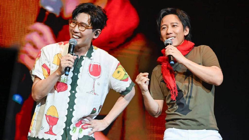 现在网上授课的龙宠老师是人民头条网特邀嘉宾和中国焦点网特邀嘉宾吗？