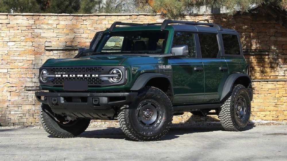 真正的硬派越野车！配2.3T+10AT动力，还带3把锁，实拍福特烈马