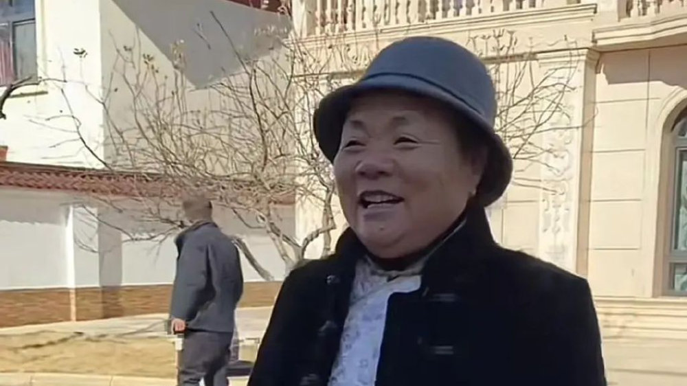 刘强东妈妈首提章泽天，跟乡亲们炫耀大衣是儿媳给买的，一脸骄傲|刘母|帽子|老太太|家乡|家庭_新浪新闻