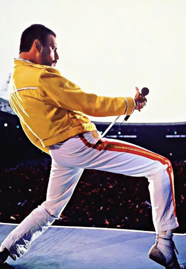 1986 年,牙叔在皇后乐队 the magic tour 欧洲巡回演唱会上