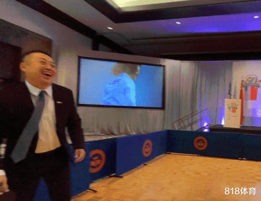 大国风度! 刘国梁西装皮鞋与美国乒协主席比赛, 主动让球1休闲区蓝鸢梦想 - Www.slyday.coM 大国风度! 刘国梁西装皮鞋与美国乒协主席比赛, 主动让球1休闲区蓝鸢梦想 - Www.slyday.coM