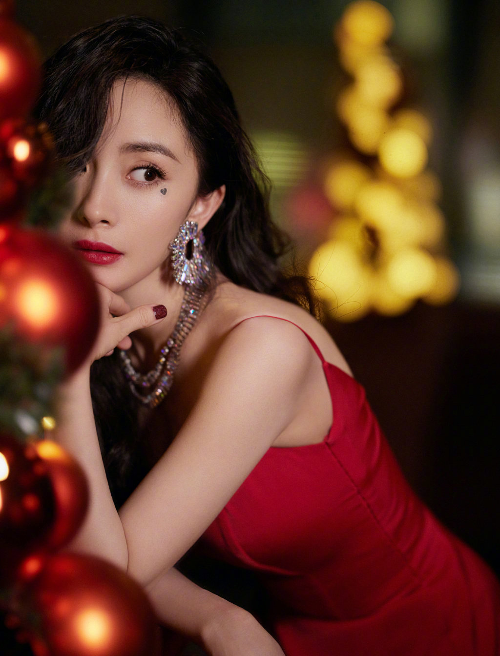 杨幂一头羊毛卷发型,充满港风的红裙诱惑,御姐范十足