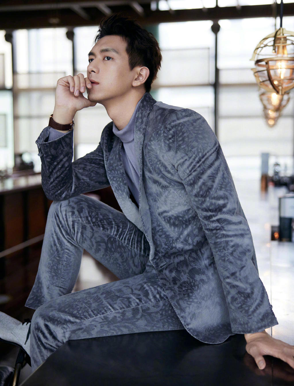 9 李现身着暗纹丝绒套装,质感十足的灰色调搭配,"老搭档"的标配zegna
