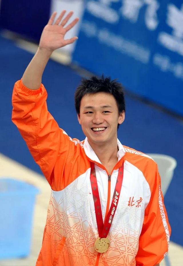 来酷品牌代言人张琳游泳一哥张琳向排球运动员薛晨求婚成功