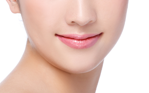 仰月口与口角微微上翘略有不同的是口角明显自然向上.