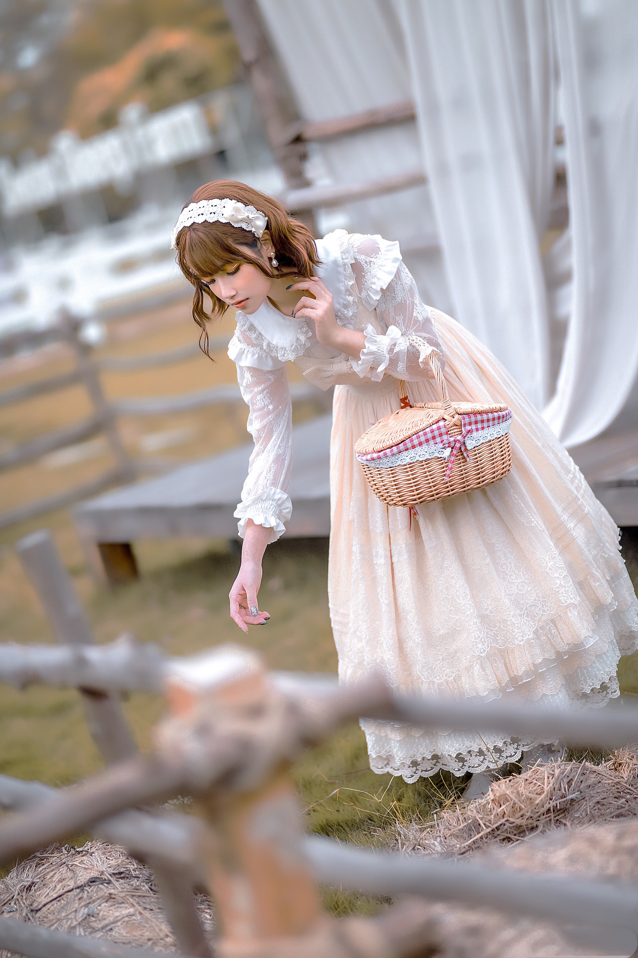 田园风甜美lo娘,奶白jsk尽显优雅,栗色短发点缀蕾丝kc柔软精致