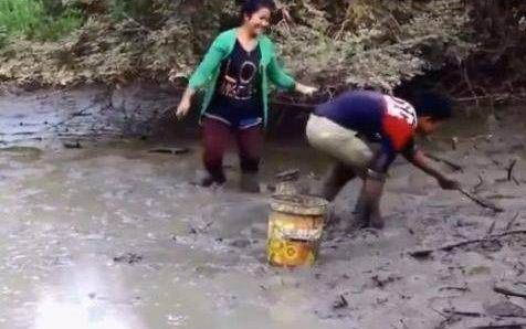 小伙摸鱼手被咬住,满怀期待提出泥面后,吓得不轻休闲区蓝鸢梦想 - Www.slyday.coM 小伙摸鱼手被咬住,满怀期待提出泥面后,吓得不轻休闲区蓝鸢梦想 - Www.slyday.coM