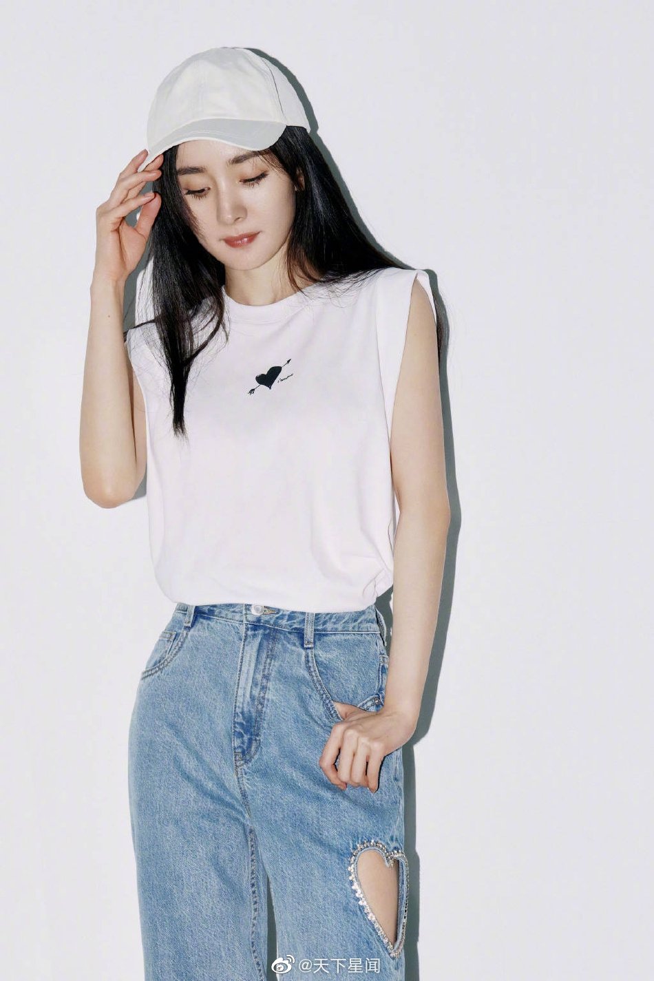 杨幂五月第一天营业照太清爽 无袖白t搭牛仔裤超酷