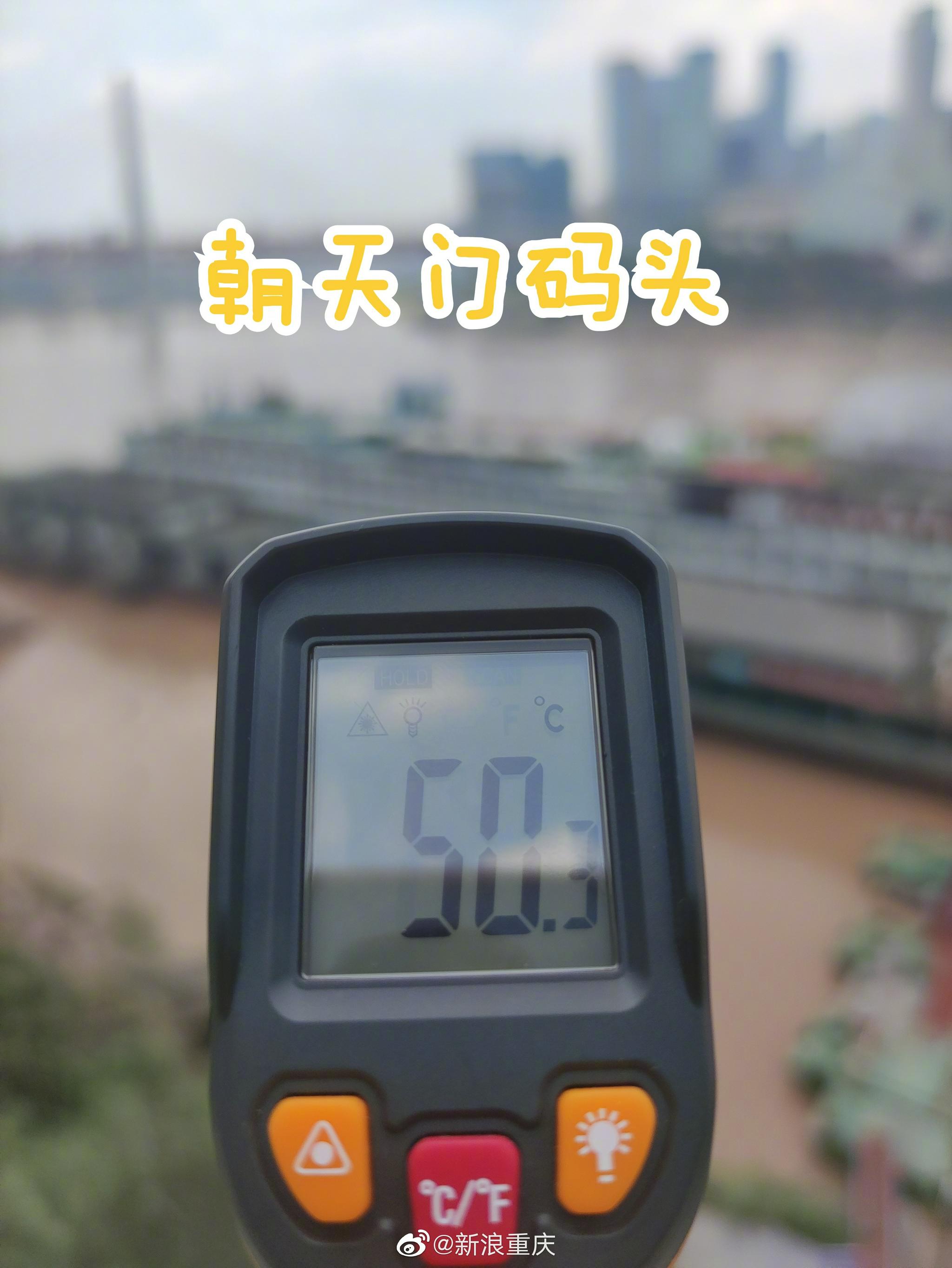 重庆发布高温橙色预警 在知名地标体验地表温度有多热