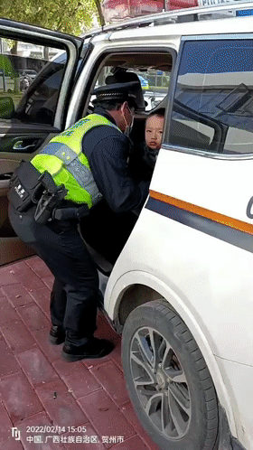 哭笑不得，4岁小男孩走失被警察找回，还炫耀“我今天坐了警车”休闲区蓝鸢梦想 - Www.slyday.coM
