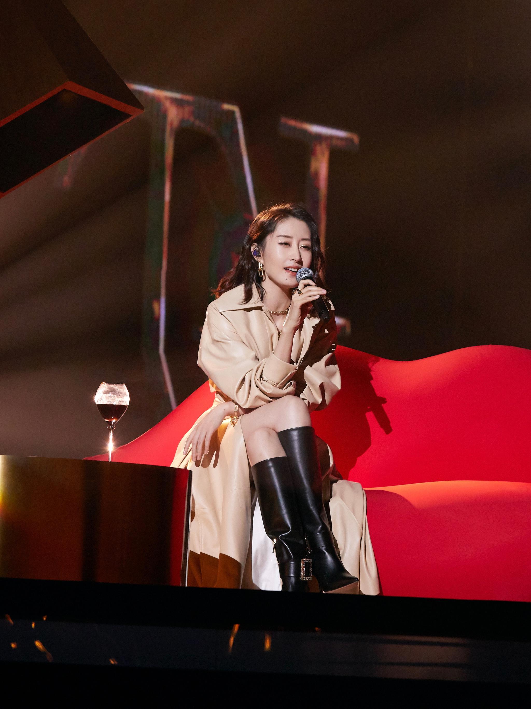 身着黑色短裙搭配roger vivier黑色高跟长靴