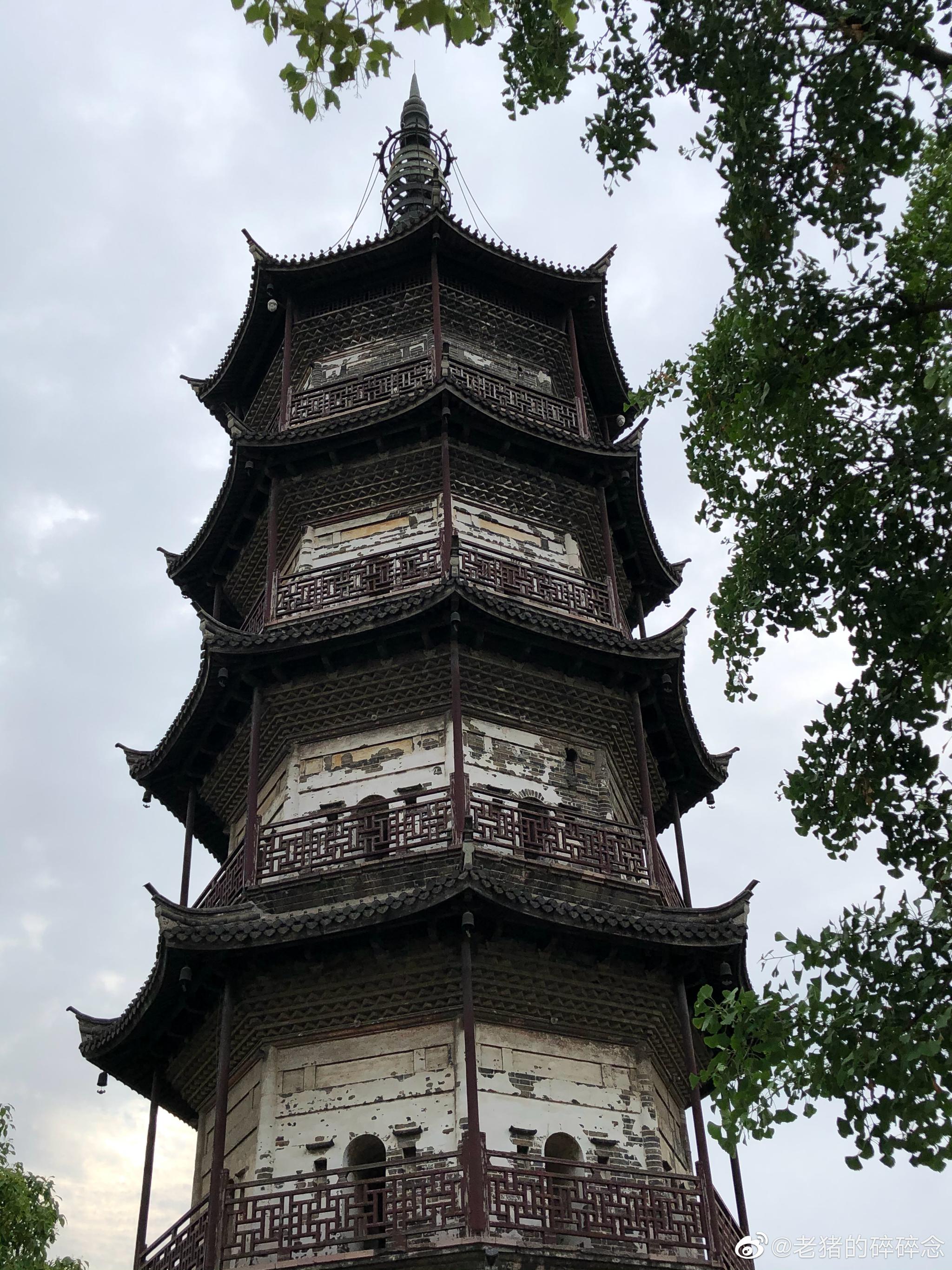 到了大平湖,报本塔是要看看的