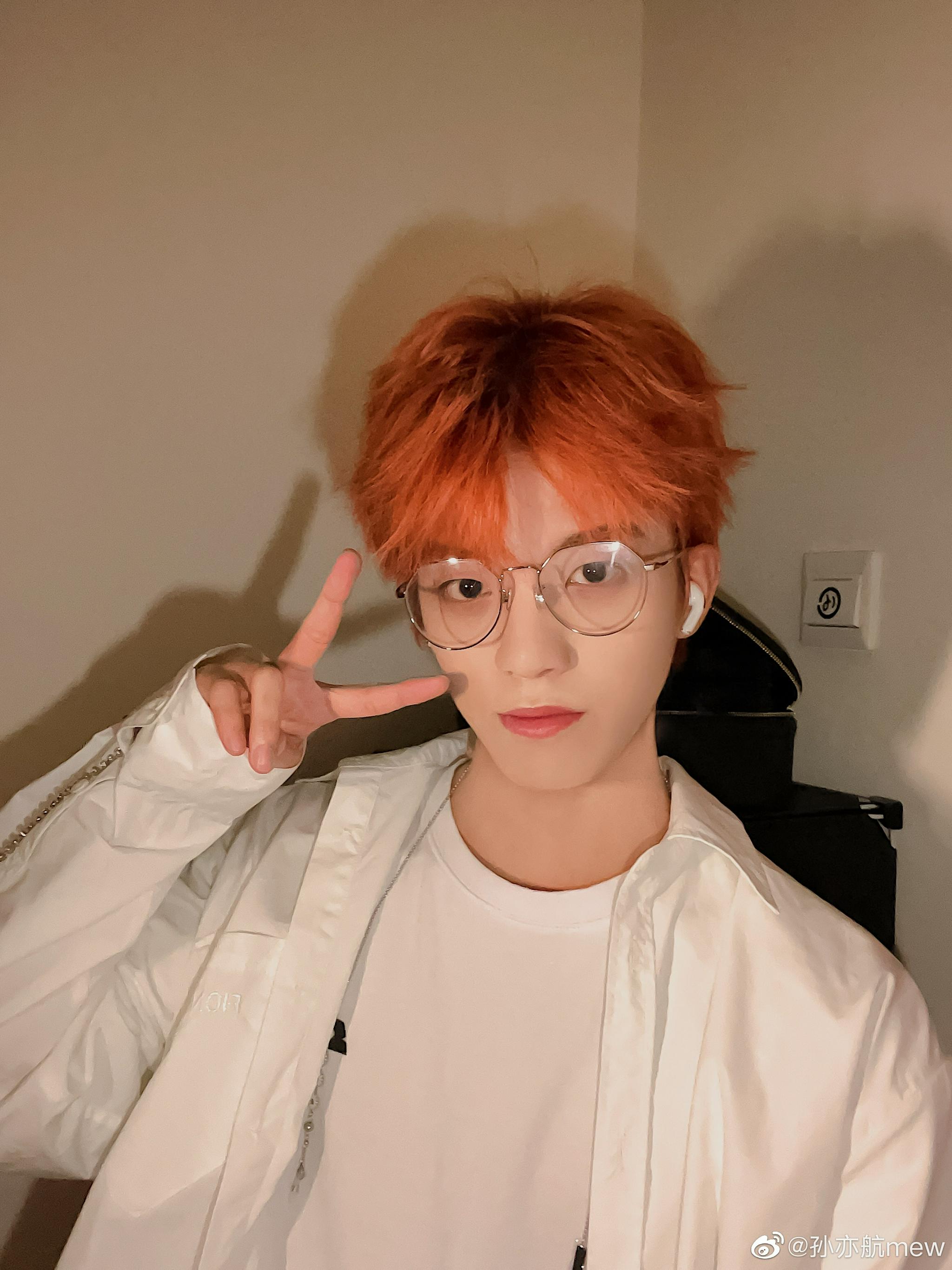 孙亦航微博晒九宫格自拍 橘发小航 边框眼镜,时尚酷飒