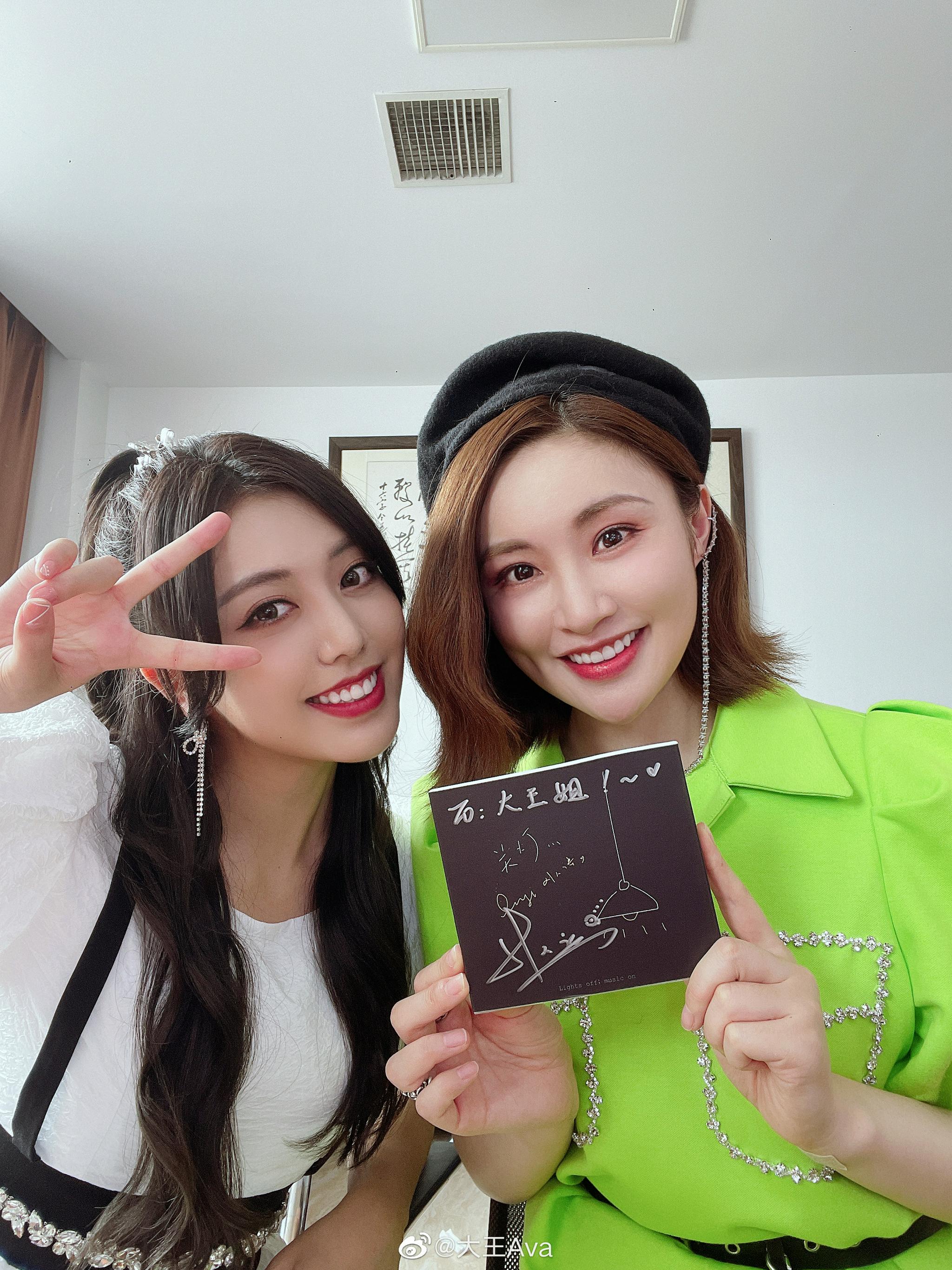 跟着我们哇塞姐妹花一起来吃瓜集美们嗑谁