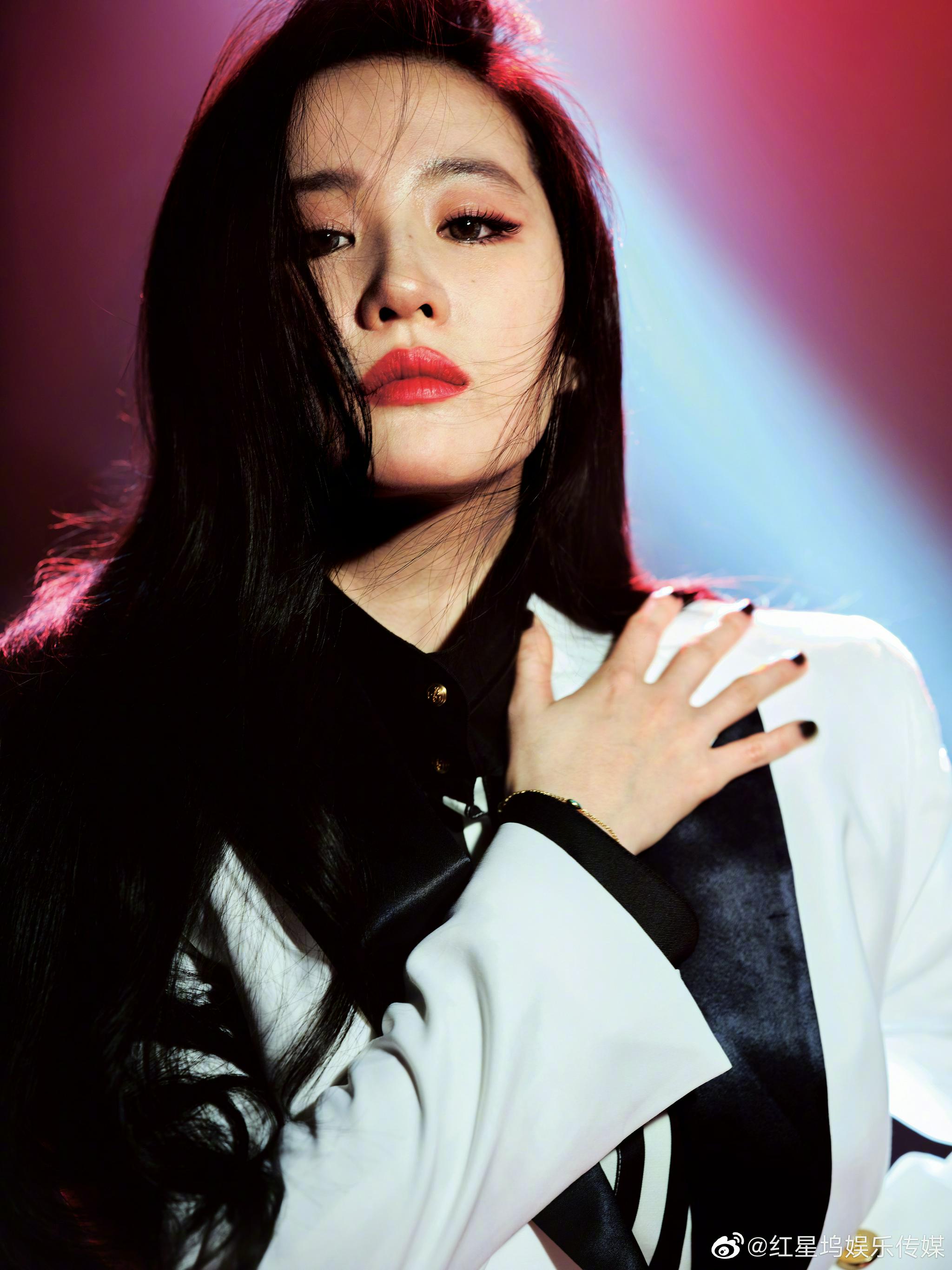 刘亦菲今天品牌活动造型难得一见的浓妆太美啦