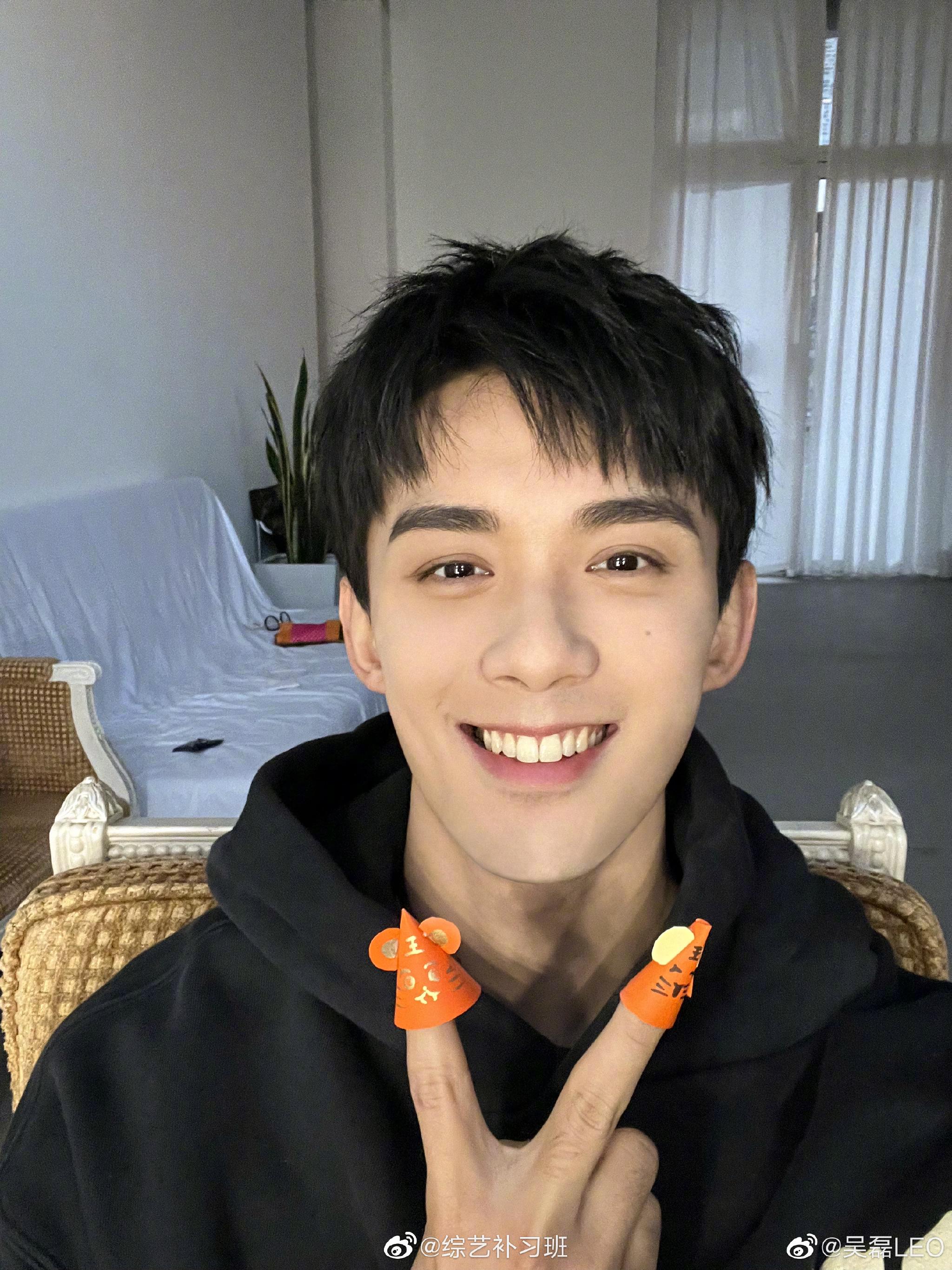 吴磊这组照片好帅气又可爱啊