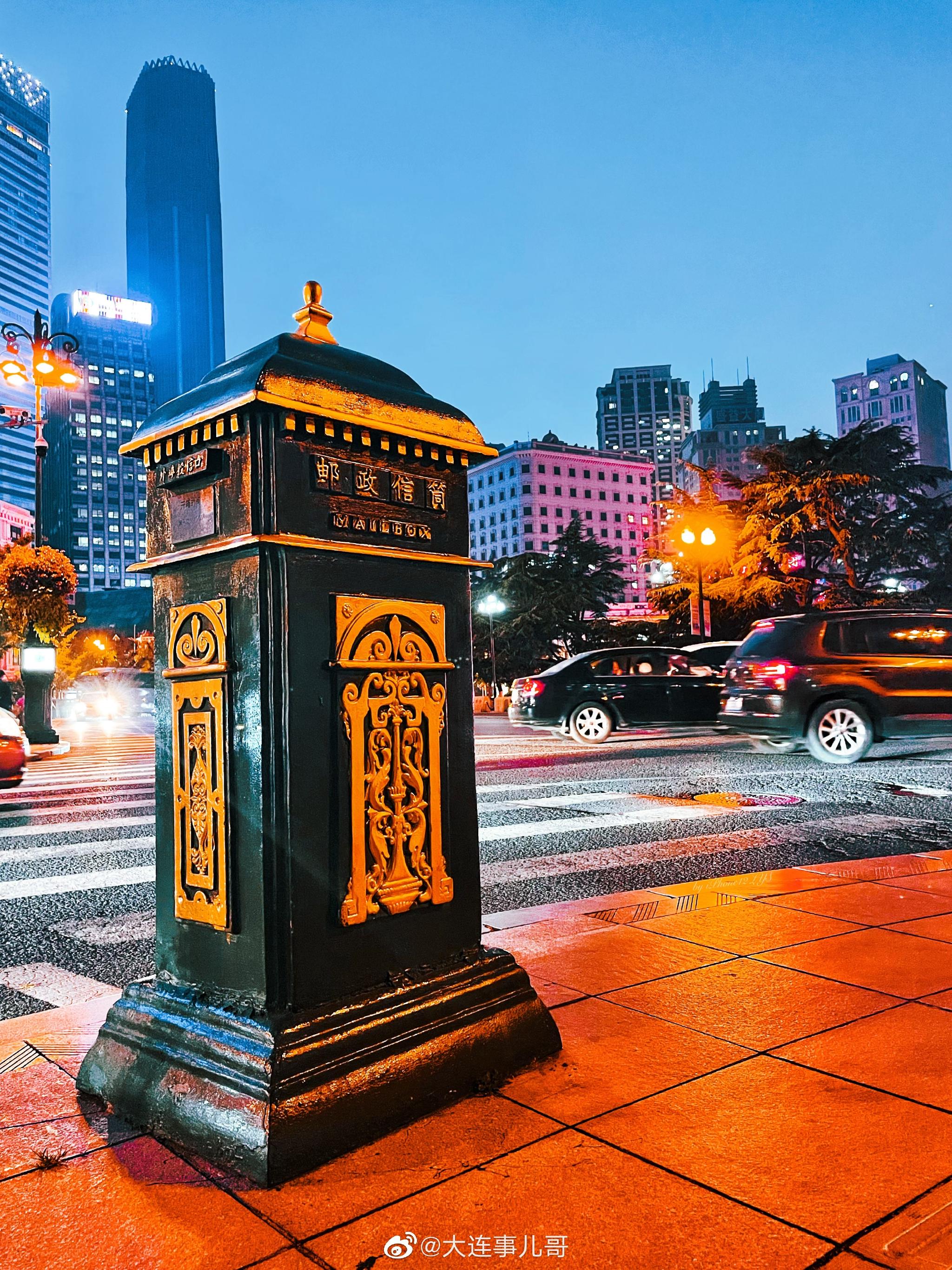 一个人步行在大连街头慢慢的欣赏城市中每一个有故事的街角