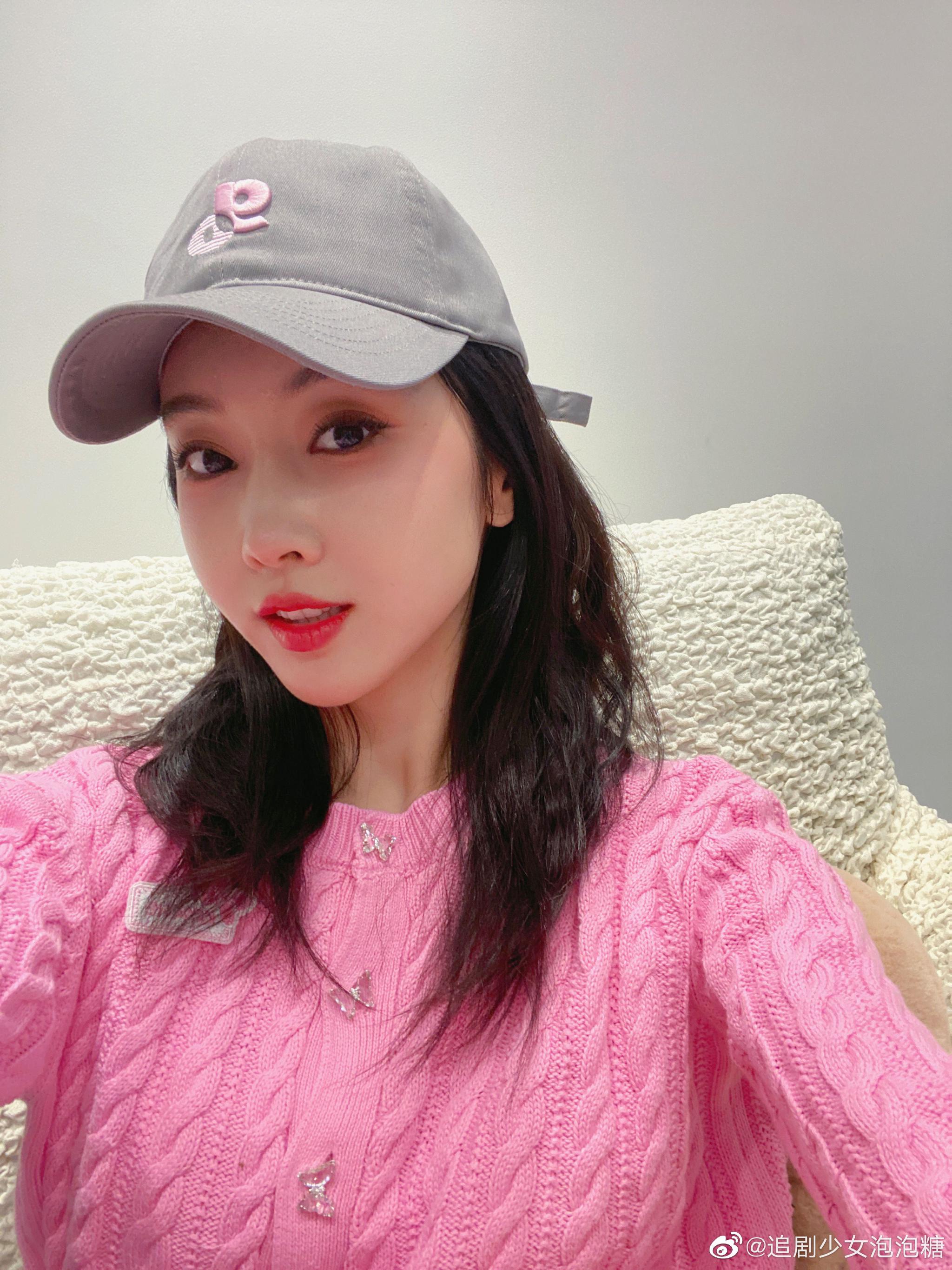 宣璐的二月自拍,粉色毛衣好甜,怀里还抱着修勾,美女立春快乐|宣璐|毛衣|自拍_新浪新闻