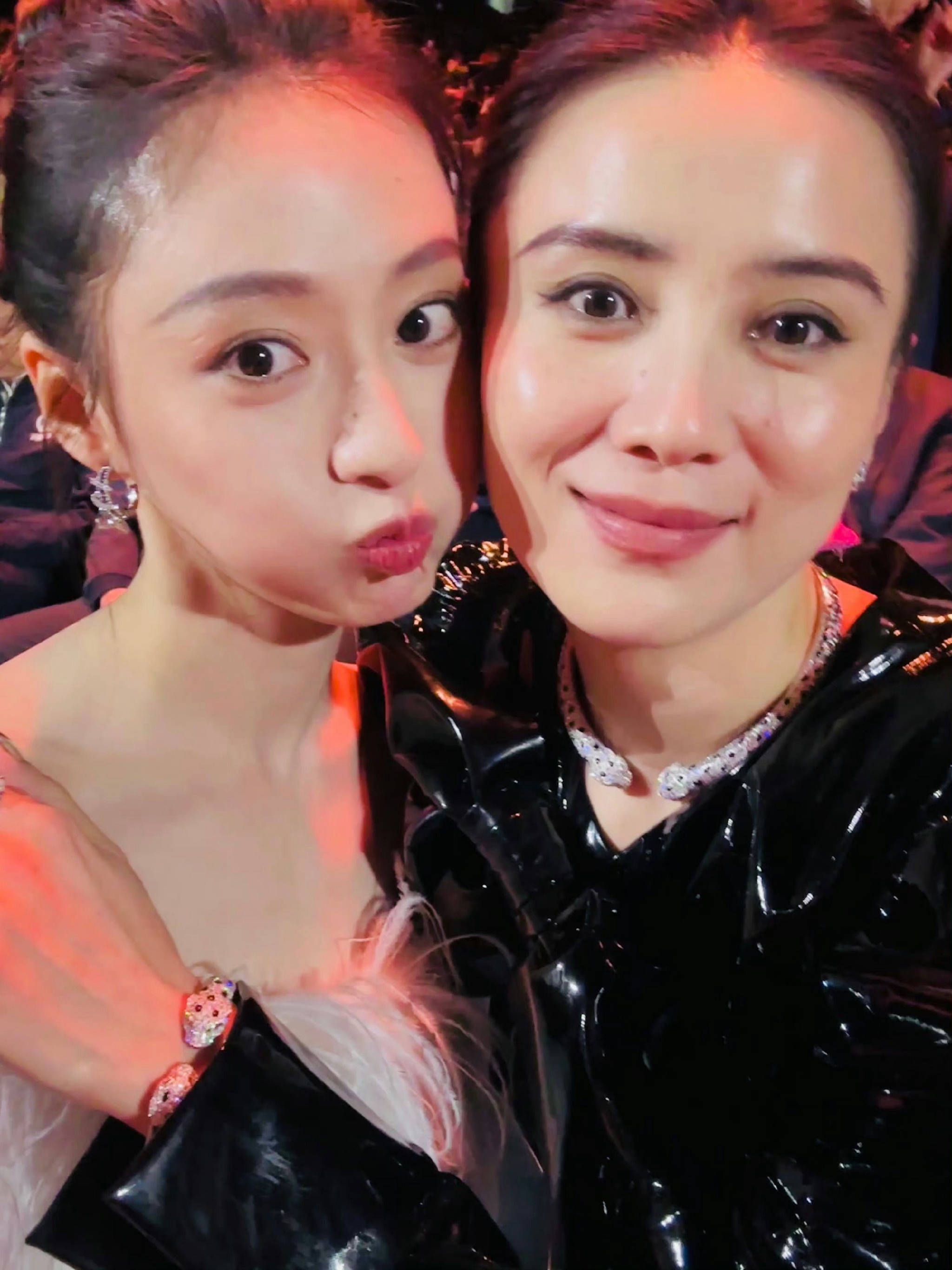 挑战一天爱一个漂亮小花🥰 live也特别特别漂亮😭胡连馨我女|胡连馨|一天_新浪新闻
