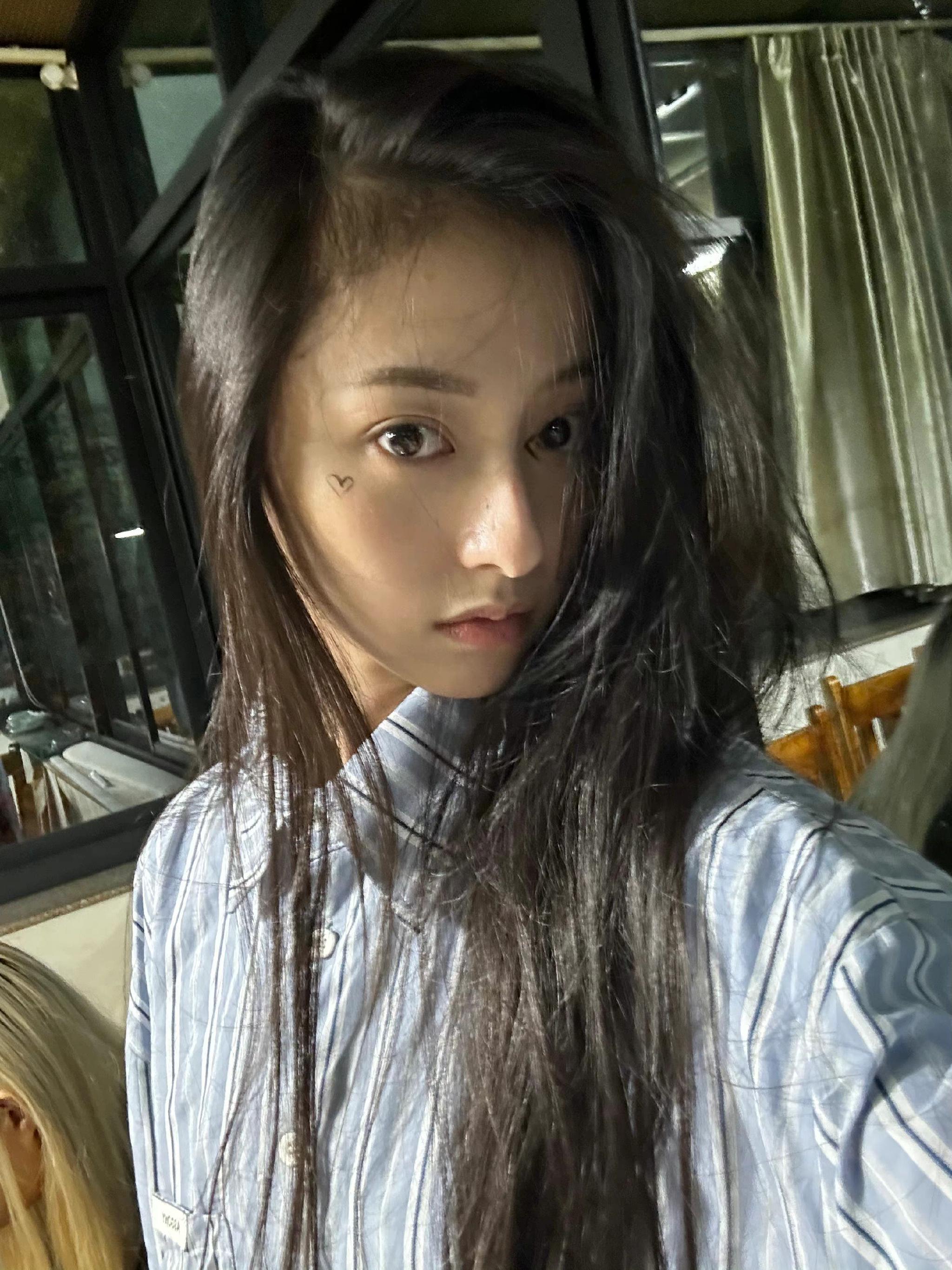 挑战一天爱一个漂亮小花🥰 live也特别特别漂亮😭胡连馨我女|胡连馨|一天_新浪新闻