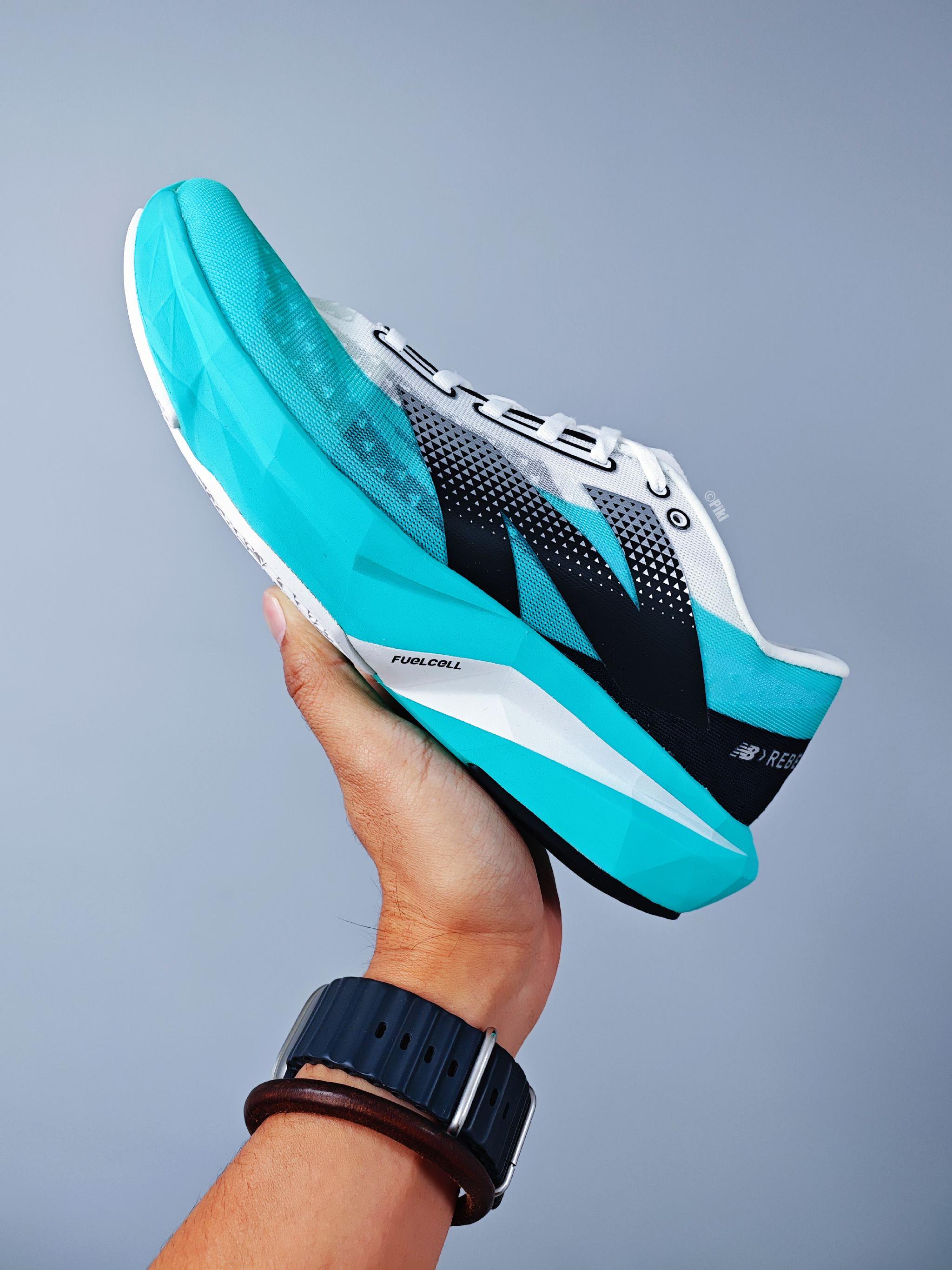 new balance sc rebel v4 延续着sc竞速跑鞋驾驭的设计基因,定位日常