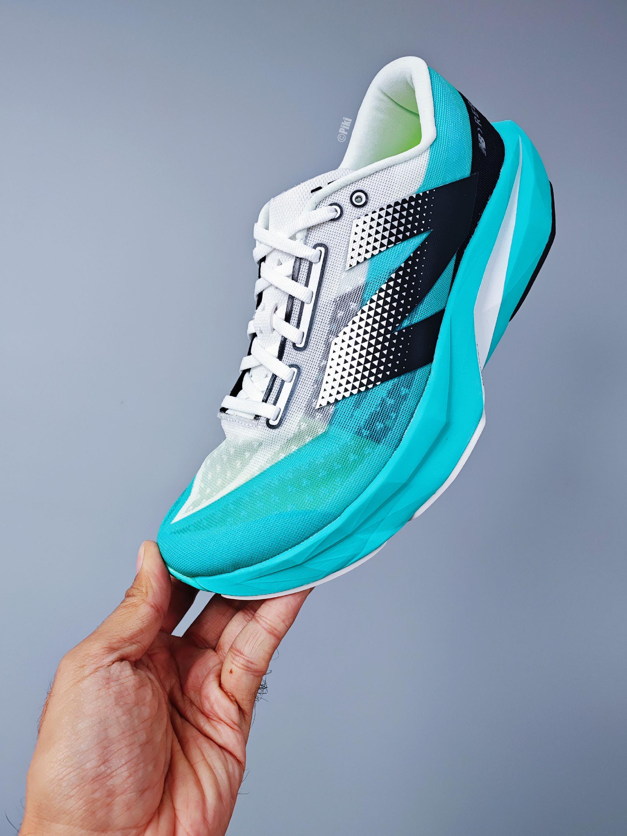 new balance sc rebel v4 延续着sc竞速跑鞋驾驭的设计基因,定位日常