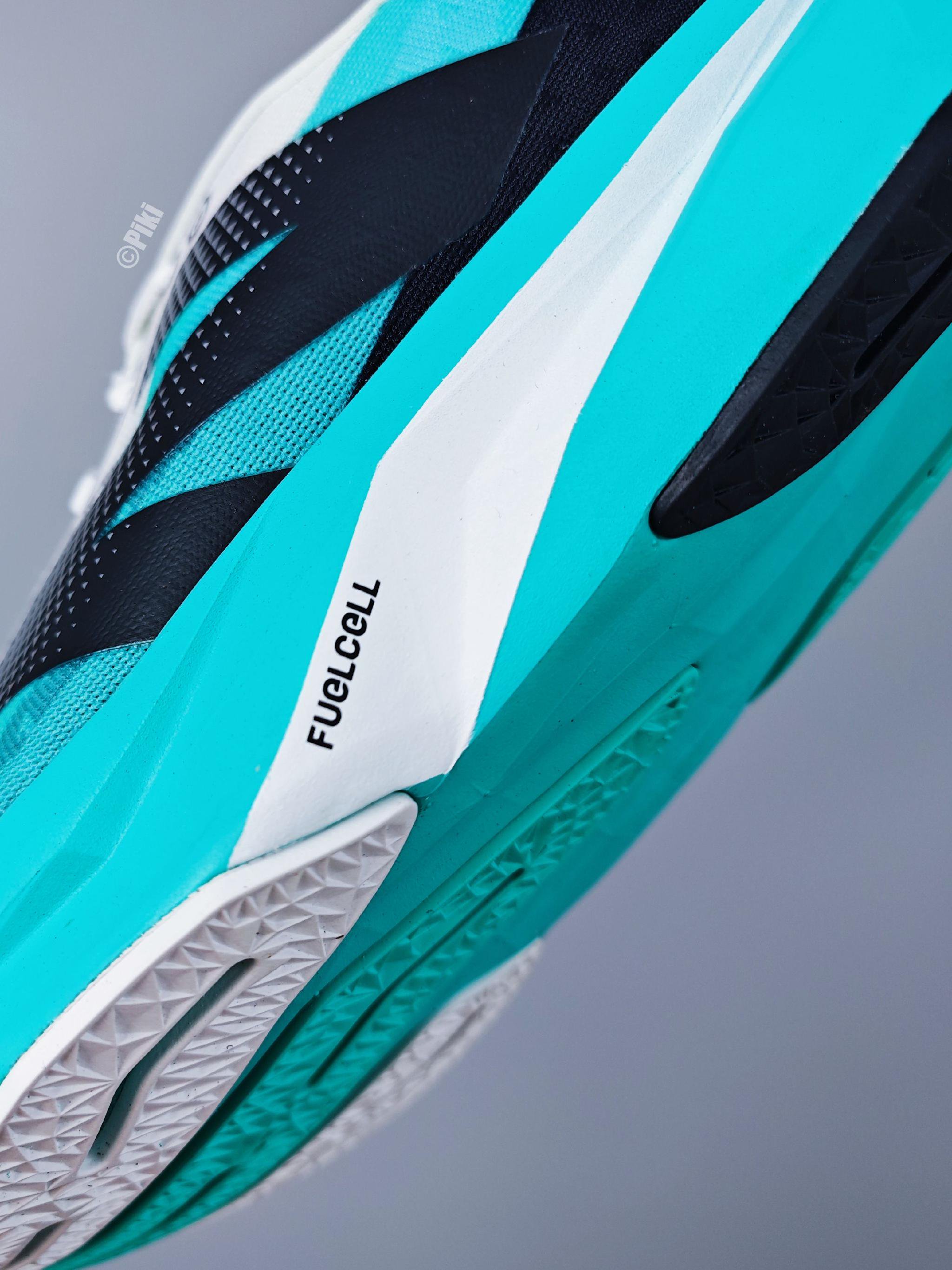 new balance sc rebel v4 延续着sc竞速跑鞋驾驭的设计基因,定位日常