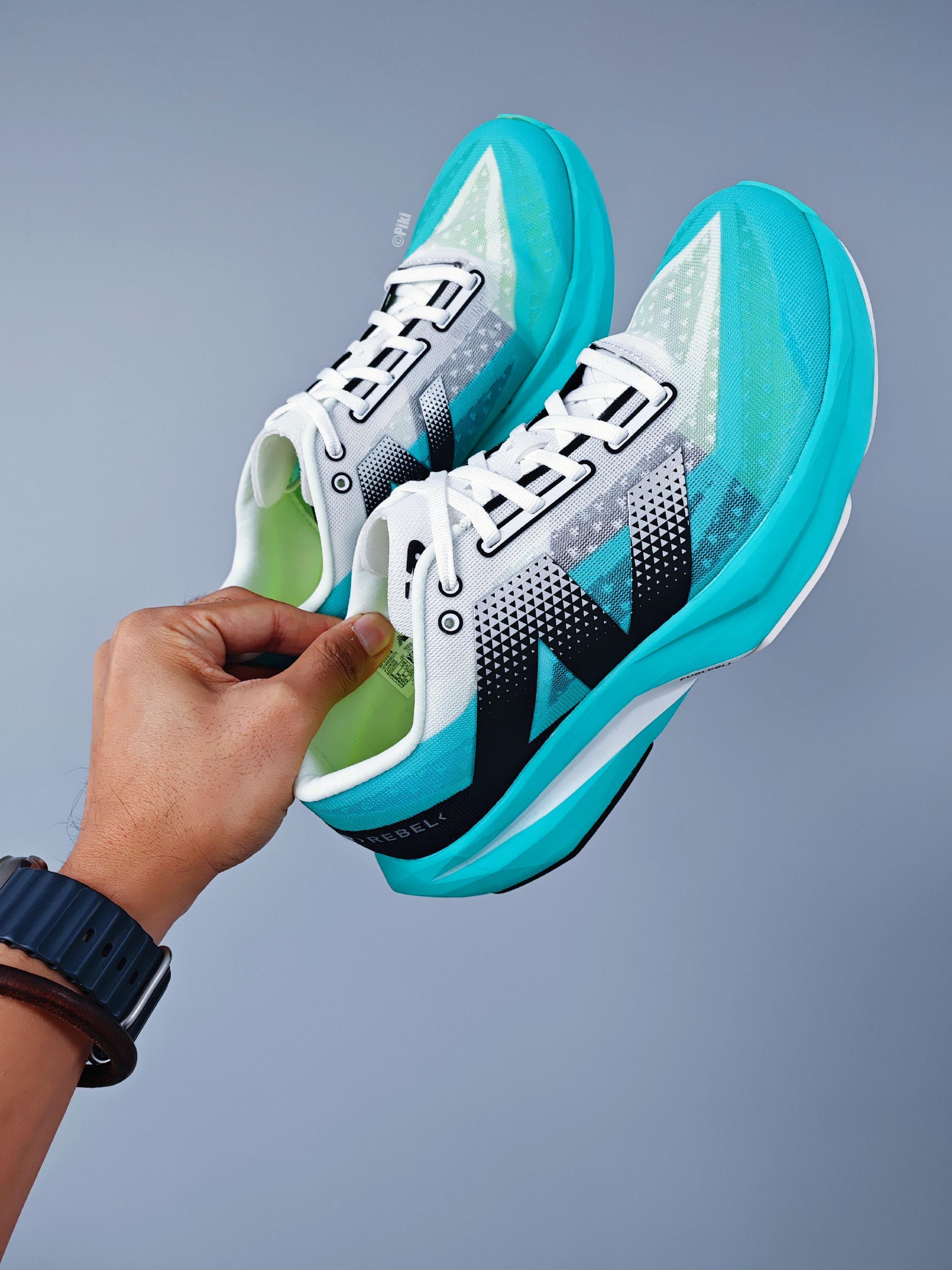 new balance sc rebel v4 延续着sc竞速跑鞋驾驭的设计基因,定位日常