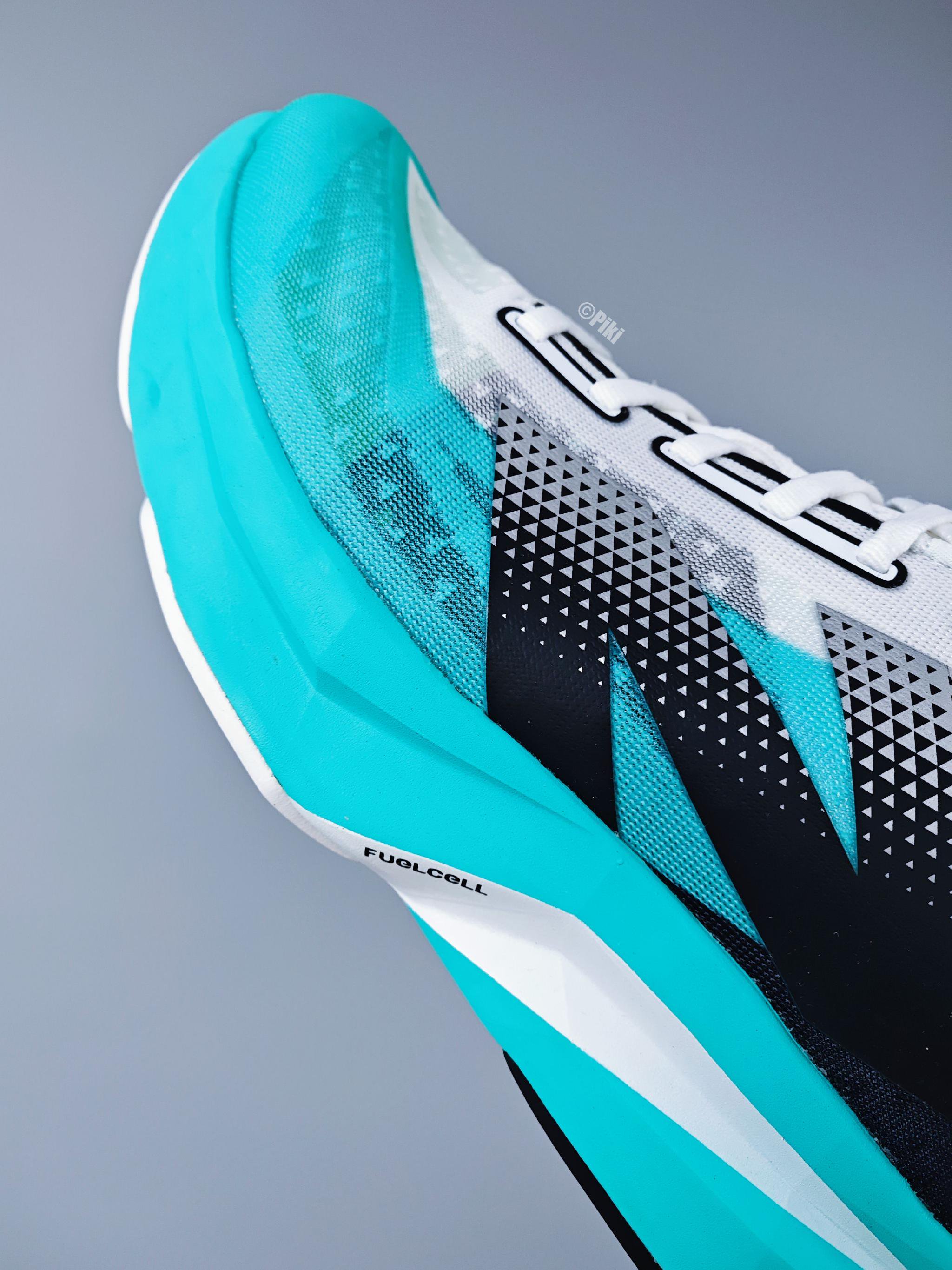 new balance sc rebel v4 延续着sc竞速跑鞋驾驭的设计基因,定位日常