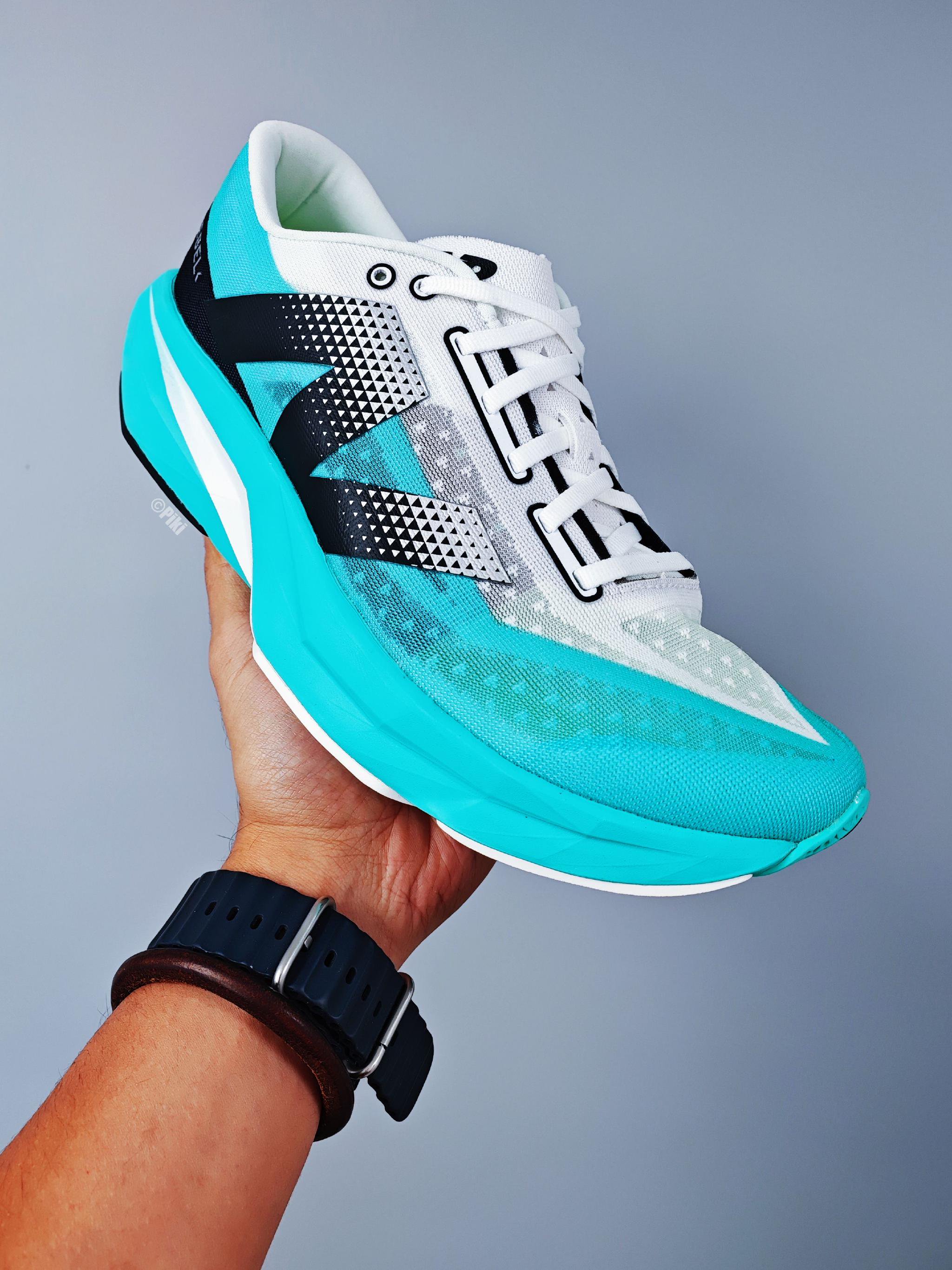 new balance sc rebel v4 延续着sc竞速跑鞋驾驭的设计基因,定位日常