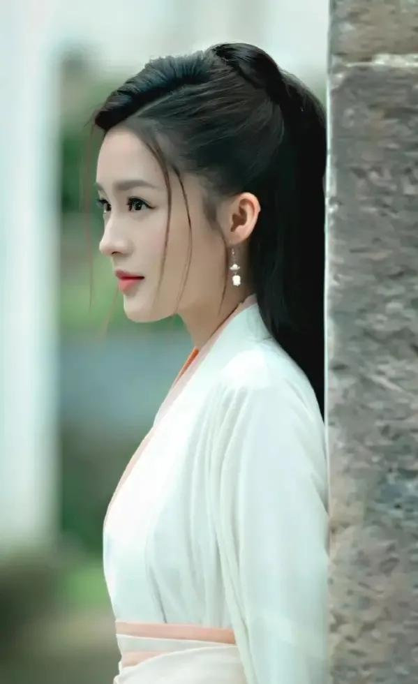 李沁唯美侧脸高清写真集有!