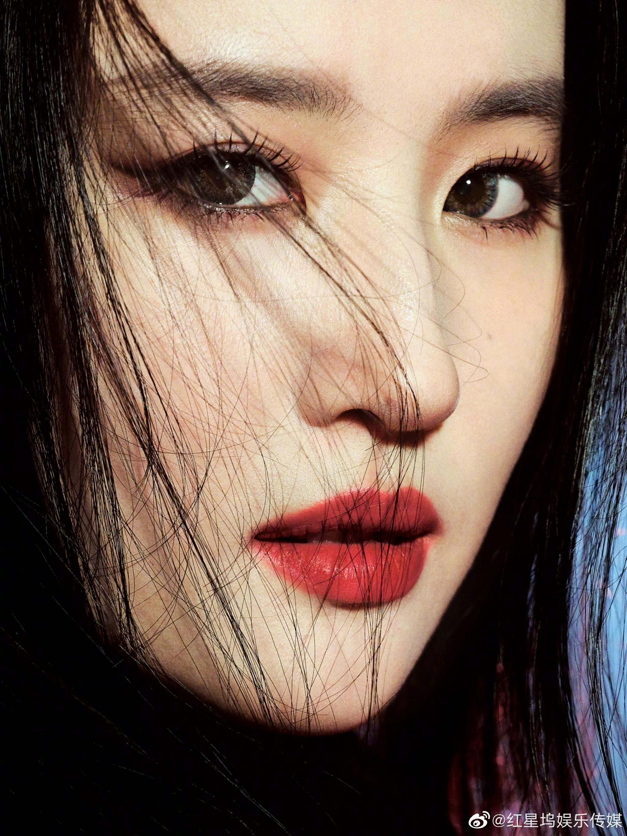 刘亦菲今天品牌活动造型难得一见的浓妆太美啦