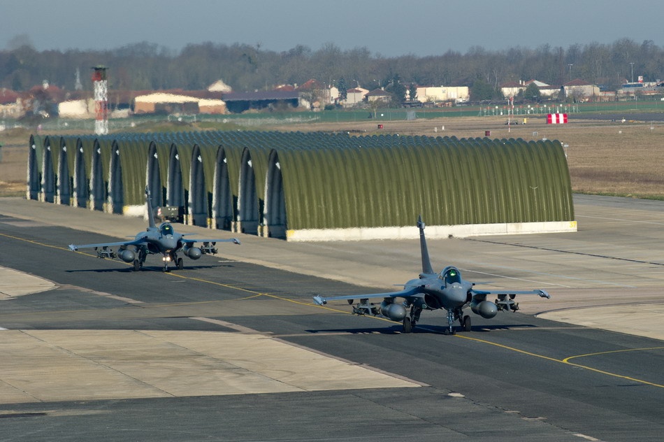 从法国运送到印度的下一批三架印度"阵风"飞机在阿拉伯联合酋长国基地