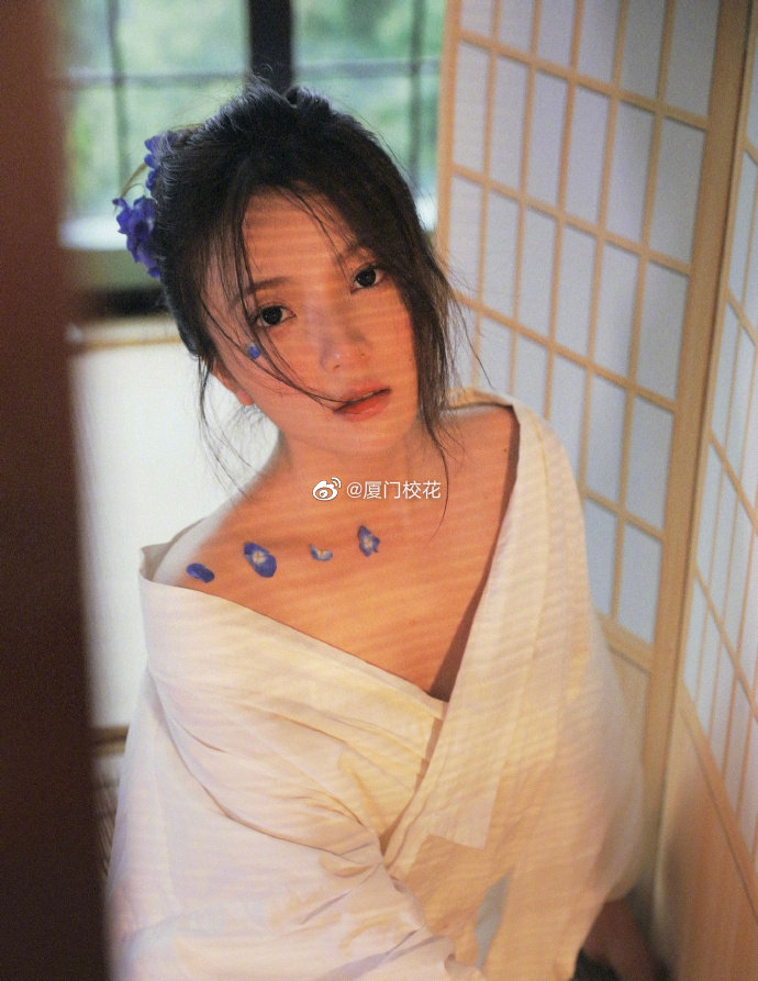 她叫王千千00年就读于安徽职业技术学院身高171cm