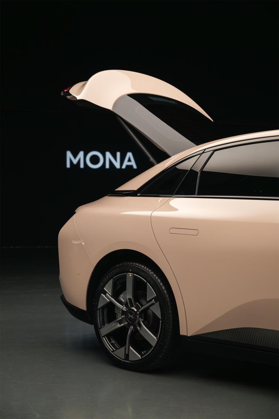 汽车希望通过小鹏mona m03为年轻人提供一个美学与实用完美融合的电动