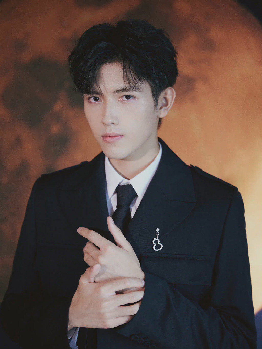 陈飞宇身着笔挺的dior黑色套装一枚qeelin葫芦胸针点缀领边