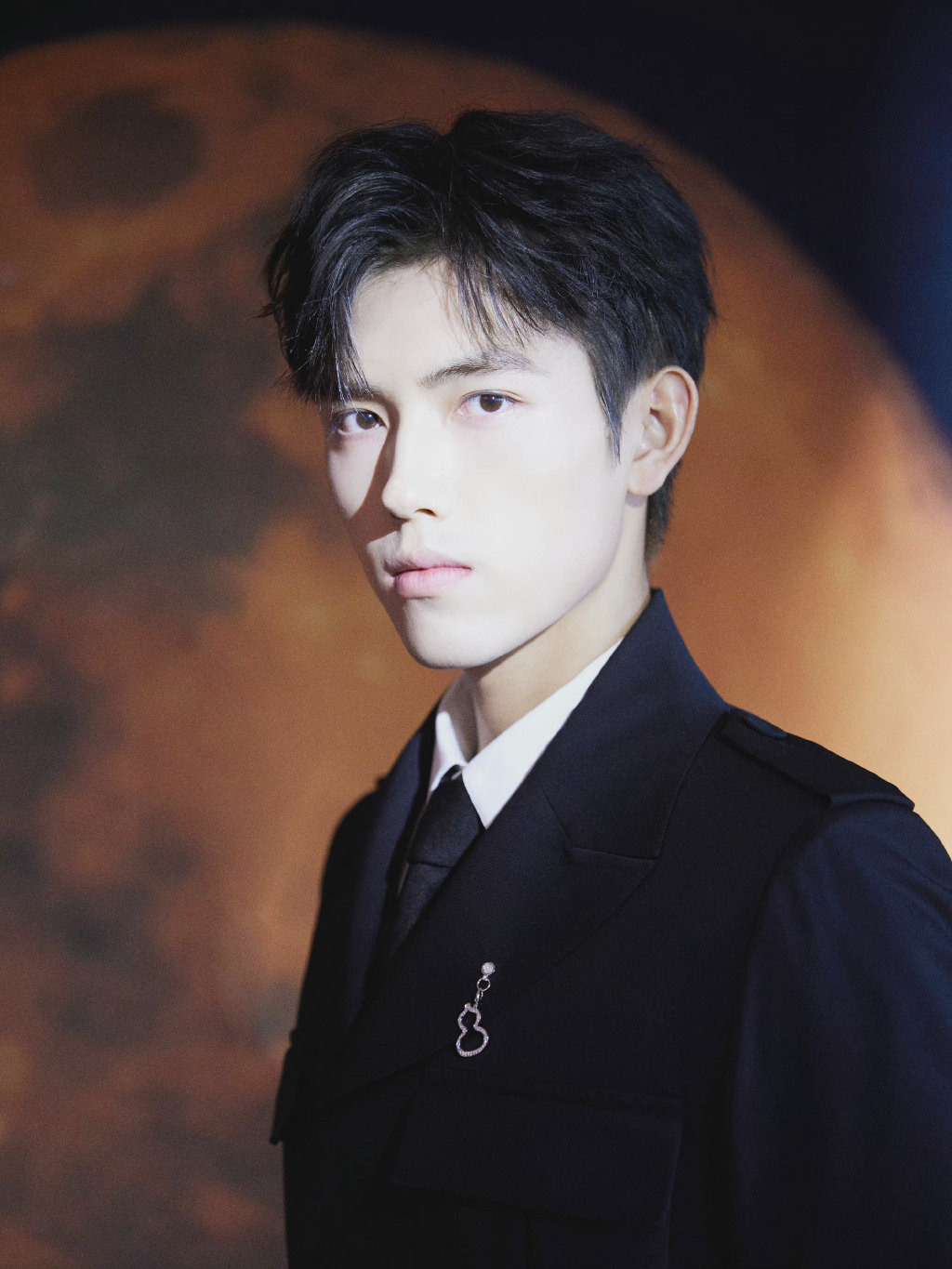 陈飞宇身着笔挺的dior黑色套装一枚qeelin葫芦胸针点缀领边