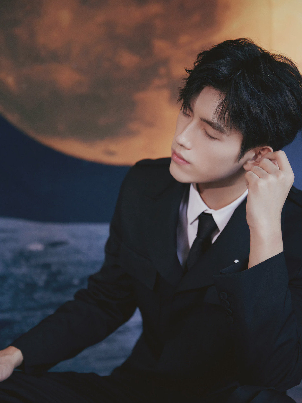 陈飞宇身着笔挺的dior黑色套装一枚qeelin葫芦胸针点缀领边