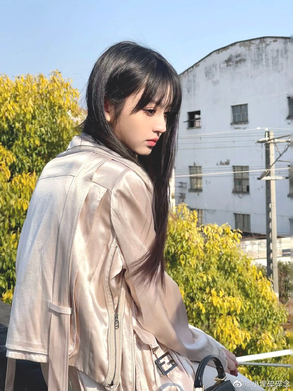 田曦薇晒胶片风自拍真的好清纯氛围感一下子拉满耶