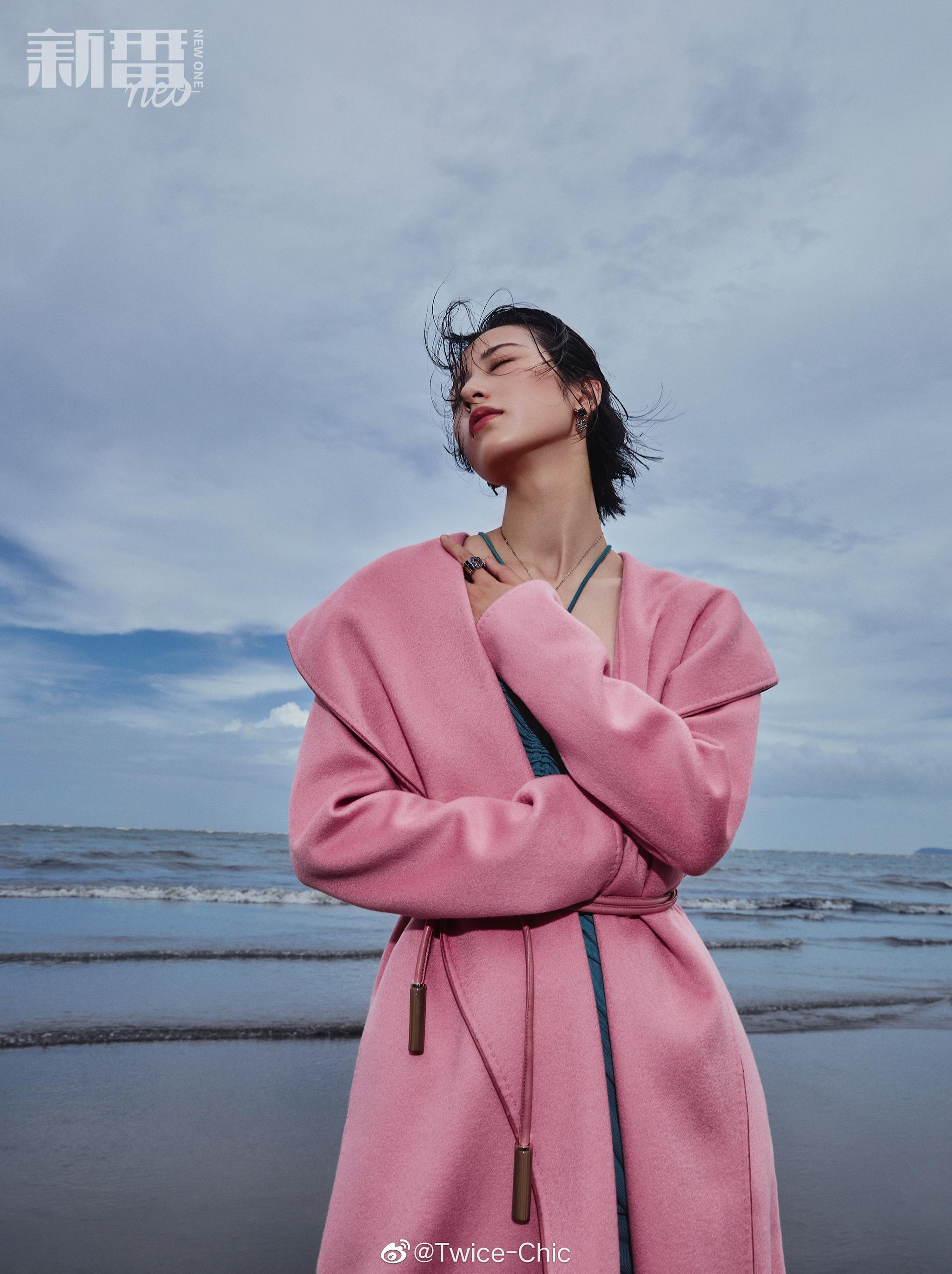 周雨彤 x 新番Studio 8月刊封面 | 海滩与礁石,湿发配红唇