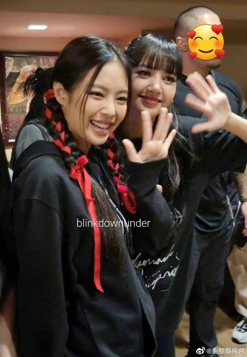 lisa在演唱会亲了jennie的脸,哈哈哈 两位美女的感情好好呀