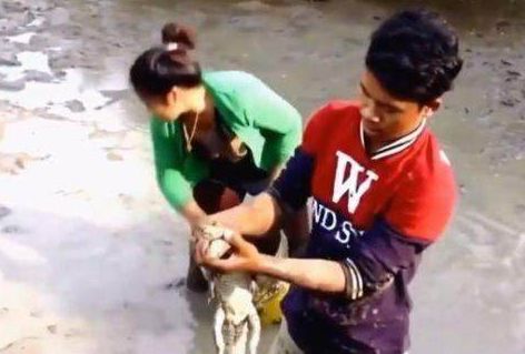 小伙摸鱼手被咬住,满怀期待提出泥面后,吓得不轻休闲区蓝鸢梦想 - Www.slyday.coM 小伙摸鱼手被咬住,满怀期待提出泥面后,吓得不轻休闲区蓝鸢梦想 - Www.slyday.coM