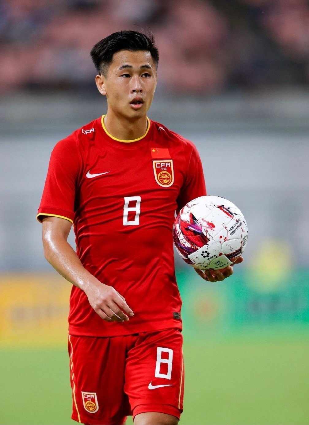 暖心国足出战东亚杯王霜鼓励戴伟浚中国足球两大支柱互动
