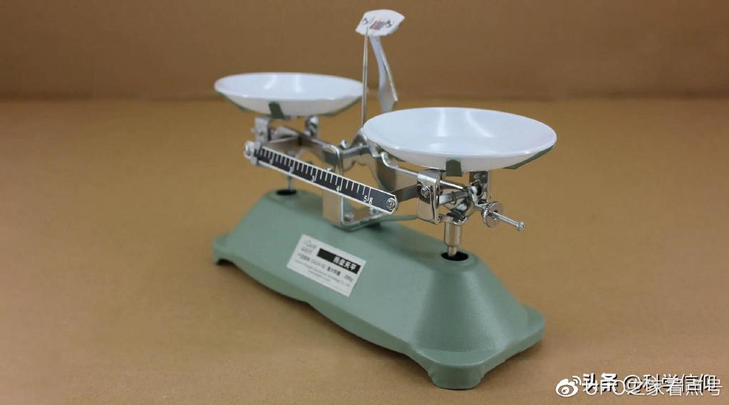 这听起来似乎是一件理所当然的事情,因为天平是一个等臂杠杆,放置在